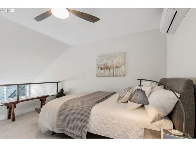 118 N HAYDEN BAY Dr, Portland, OR 97217