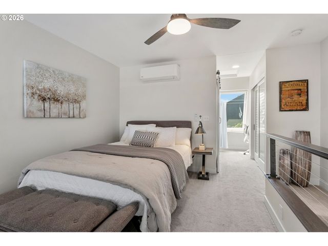 118 N HAYDEN BAY Dr, Portland, OR 97217