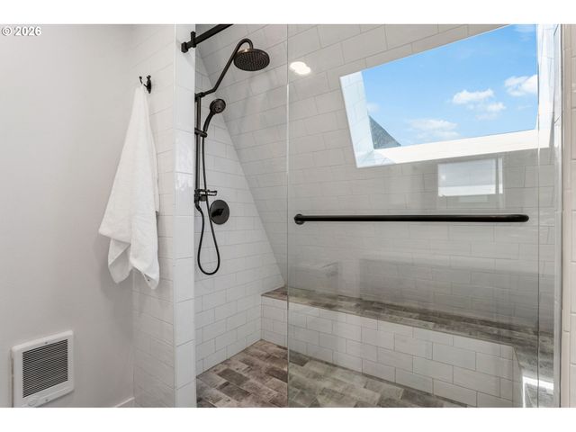 118 N HAYDEN BAY Dr, Portland, OR 97217