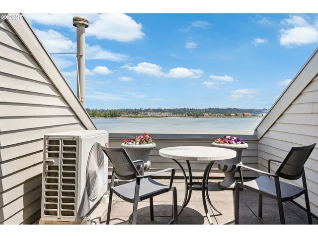 118 N HAYDEN BAY Dr, Portland, OR 97217