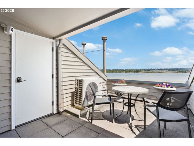 118 N HAYDEN BAY Dr, Portland, OR 97217