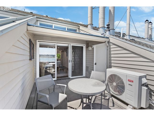 118 N HAYDEN BAY Dr, Portland, OR 97217
