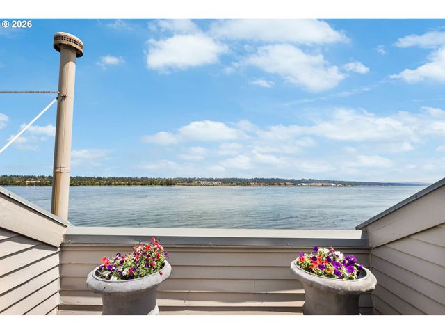 118 N HAYDEN BAY Dr, Portland, OR 97217