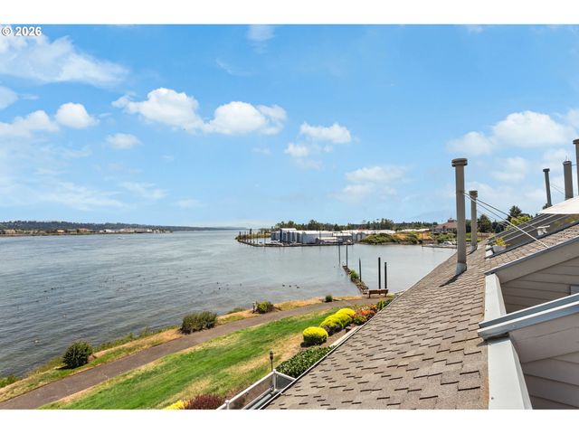 118 N HAYDEN BAY Dr, Portland, OR 97217