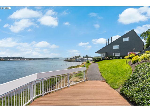 118 N HAYDEN BAY Dr, Portland, OR 97217