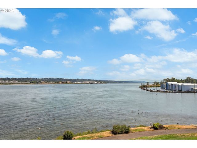 118 N HAYDEN BAY Dr, Portland, OR 97217