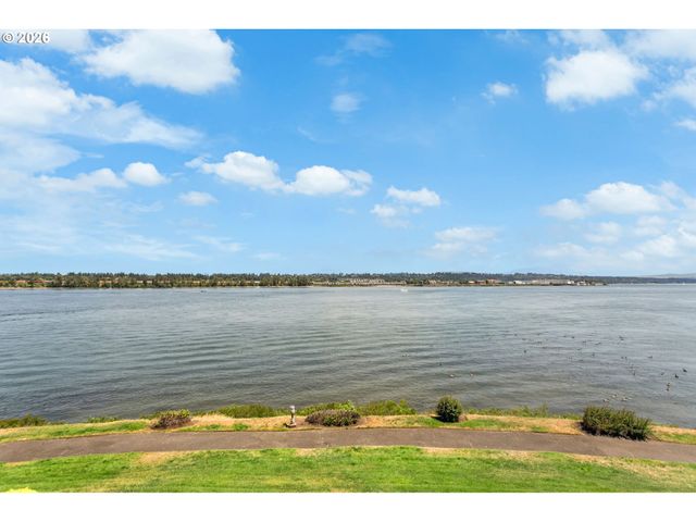 118 N HAYDEN BAY Dr, Portland, OR 97217