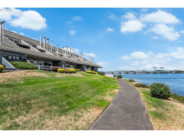 118 N HAYDEN BAY Dr, Portland, OR 97217