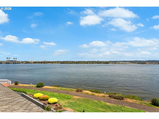118 N HAYDEN BAY Dr, Portland, OR 97217