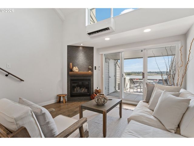 118 N HAYDEN BAY Dr, Portland, OR 97217