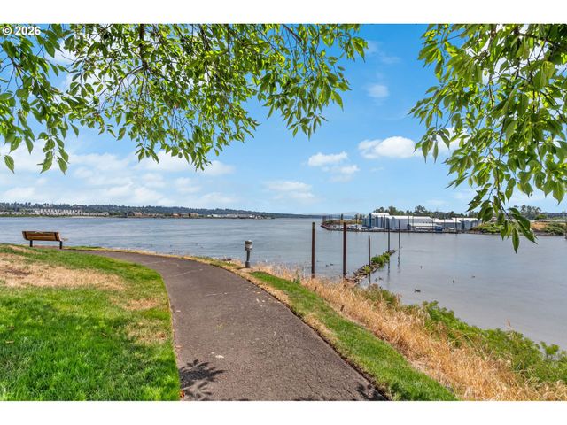 118 N HAYDEN BAY Dr, Portland, OR 97217