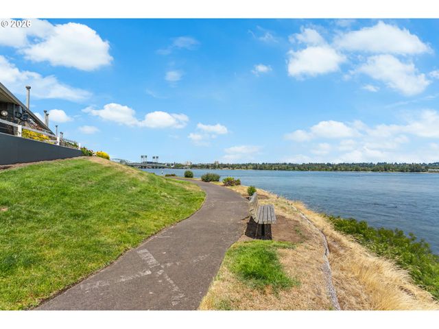 118 N HAYDEN BAY Dr, Portland, OR 97217