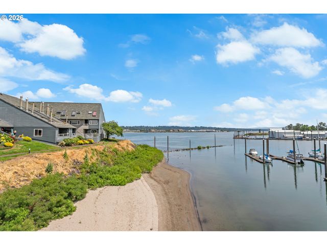 118 N HAYDEN BAY Dr, Portland, OR 97217