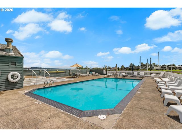 118 N HAYDEN BAY Dr, Portland, OR 97217