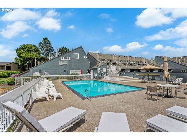 118 N HAYDEN BAY Dr, Portland, OR 97217