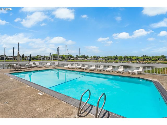 118 N HAYDEN BAY Dr, Portland, OR 97217