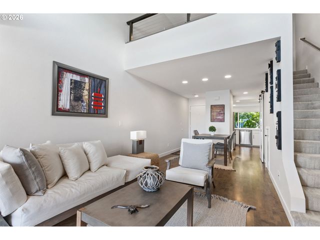 118 N HAYDEN BAY Dr, Portland, OR 97217