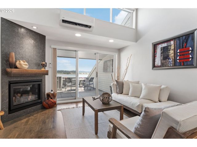118 N HAYDEN BAY Dr, Portland, OR 97217
