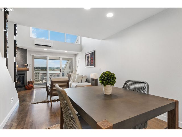 118 N HAYDEN BAY Dr, Portland, OR 97217