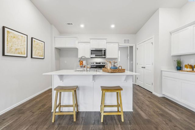 11308 Buckingham Dr, Pasco, WA 99301