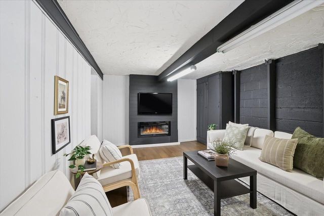 4512 N 105th STREET, Wauwatosa, WI 53225