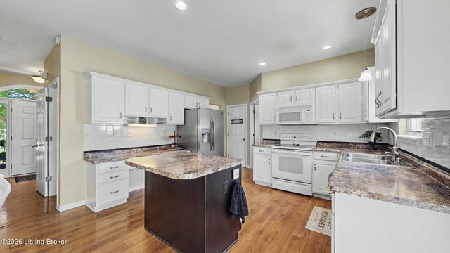15218 Abington Ridge Pl, Louisville, KY 40245