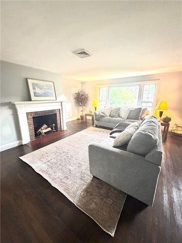 15 Sarah Teft Drive, Warwick, RI 02889