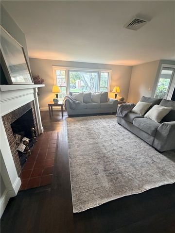 15 Sarah Teft Drive, Warwick, RI 02889