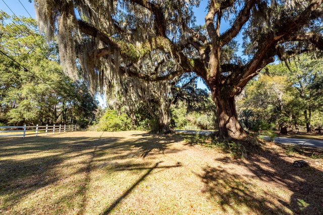 6976 Maybank Highway, Wadmalaw Island, SC 29487