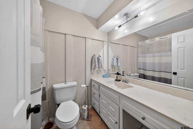 709 S Oak St, Van, TX 75790