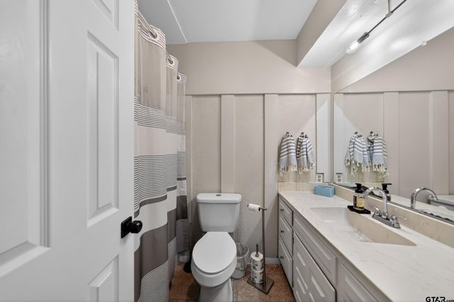 709 S Oak St, Van, TX 75790