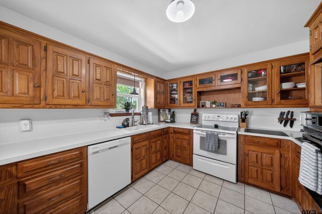 709 S Oak St, Van, TX 75790