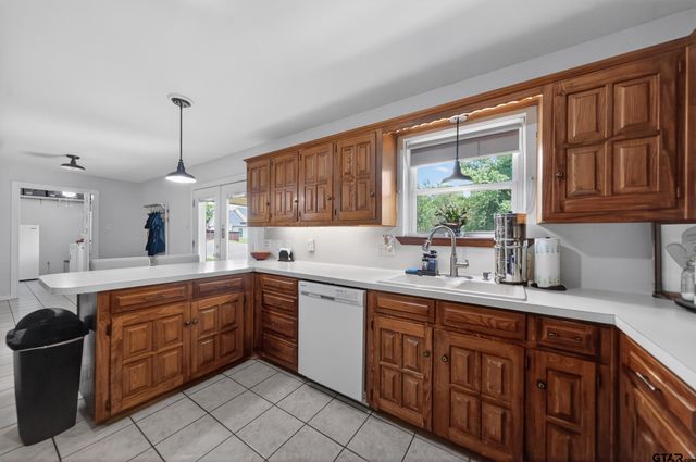 709 S Oak St, Van, TX 75790