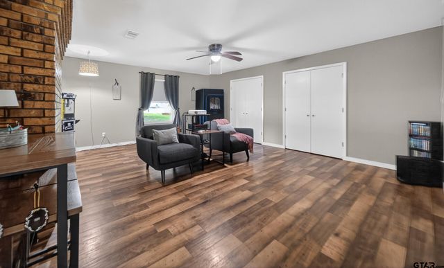 709 S Oak St, Van, TX 75790
