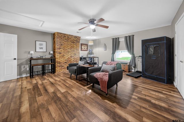 709 S Oak St, Van, TX 75790