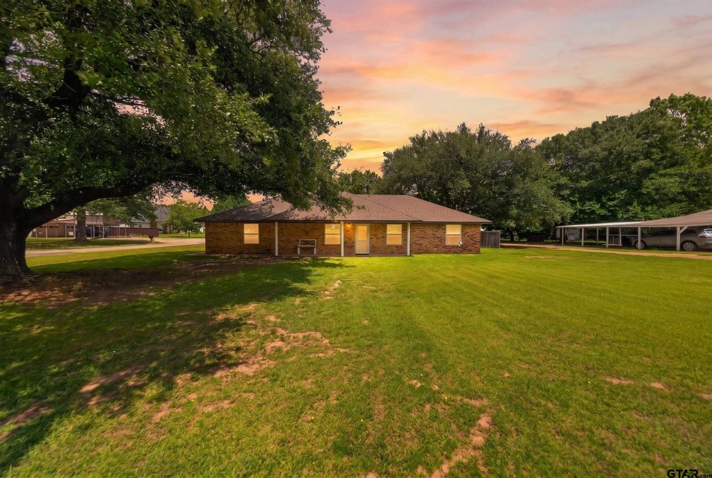 709 S Oak St, Van, TX 75790