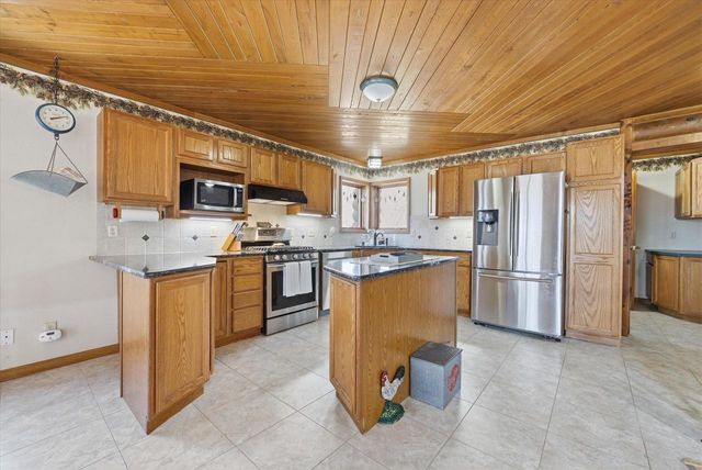 9020 Marken ROAD, Valders, WI 54245
