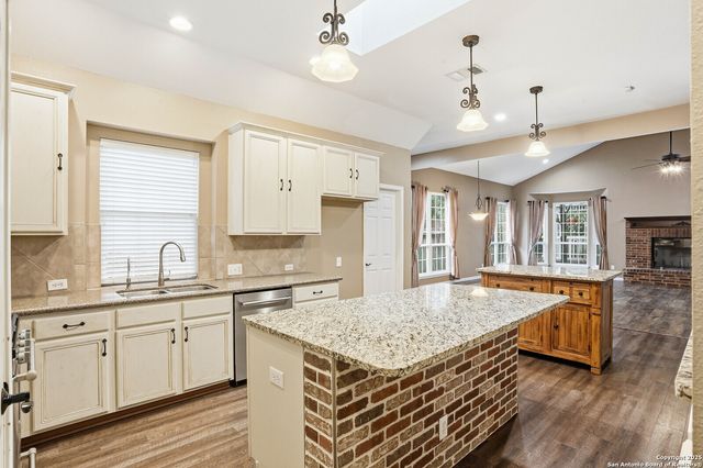 527 Mesa Rdg, San Antonio, TX 78258