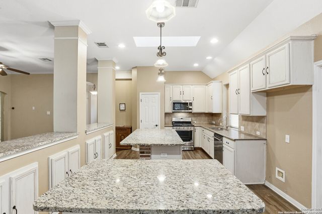 527 Mesa Rdg, San Antonio, TX 78258