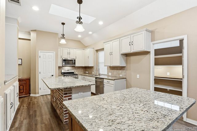 527 Mesa Rdg, San Antonio, TX 78258