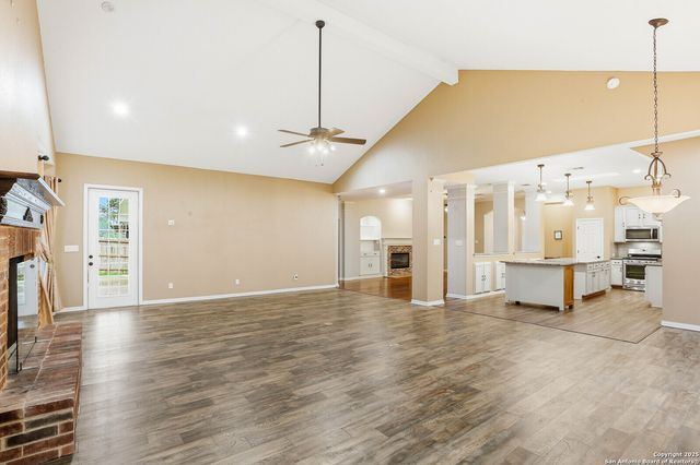 527 Mesa Rdg, San Antonio, TX 78258