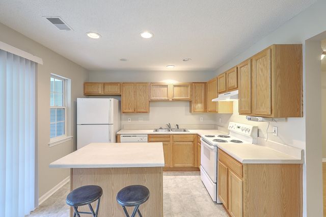 8074 Shadow Oak Drive, North Charleston, SC 29406