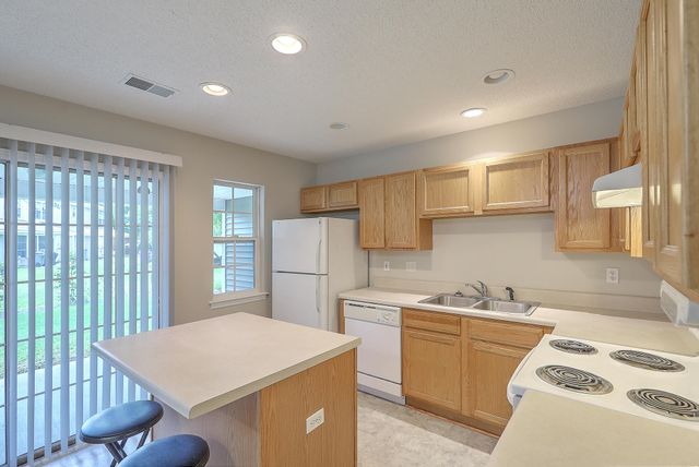 8074 Shadow Oak Drive, North Charleston, SC 29406