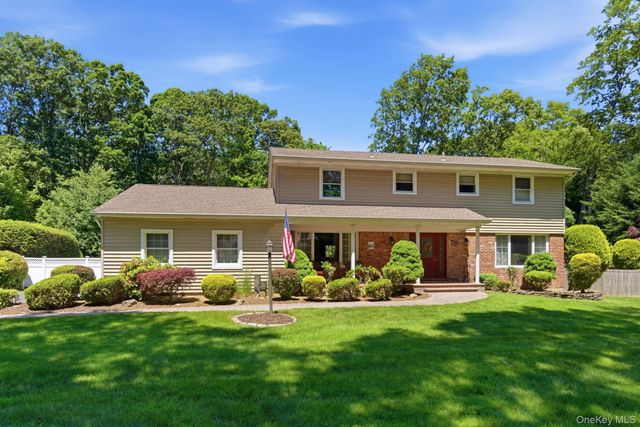1 Regal Court, Saint James, NY 11780