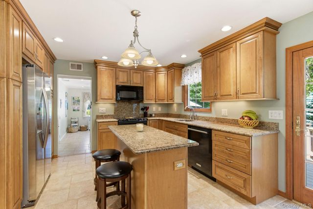 1 Regal Court, Saint James, NY 11780