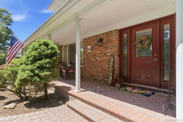 1 Regal Court, Saint James, NY 11780