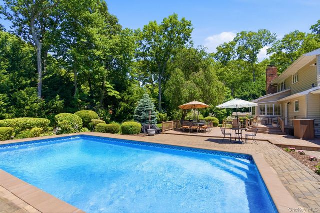 1 Regal Court, Saint James, NY 11780