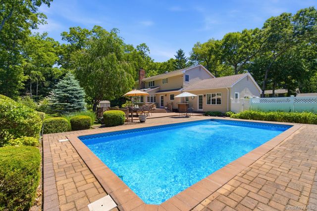 1 Regal Court, Saint James, NY 11780