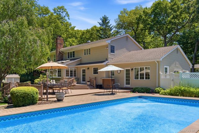 1 Regal Court, Saint James, NY 11780