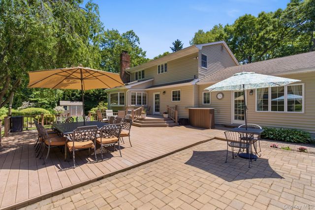 1 Regal Court, Saint James, NY 11780
